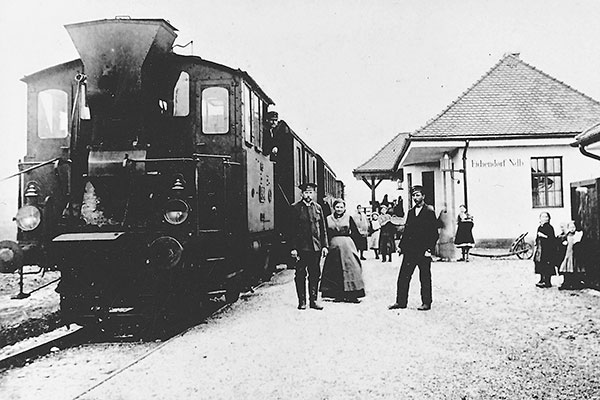 Foto von 1915 mit Bahnvorsteher Josef Lang, Karoline Lang und Postbote Albert Lang